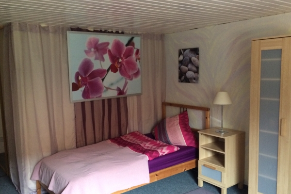 zimmer-flieder4B48AD7A-836C-830C-35D5-20FDEAD8C0AC.jpg