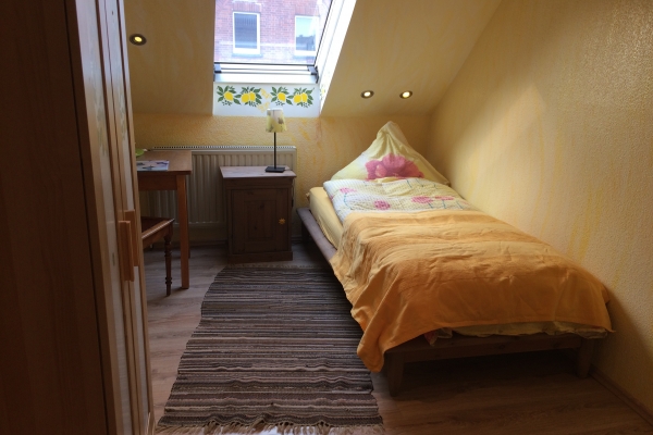 zimmer-gelb-2B0A8C647-A993-3FCA-D45A-9724AC564710.jpg